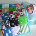 Coperta trapuntata patchwork e biancheria da letto leggera per una bambola