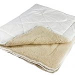 Coperta in pelle di pecora bianca calda di medie dimensioni
