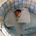 Sottile coperta di peluche per la culla di un neonato