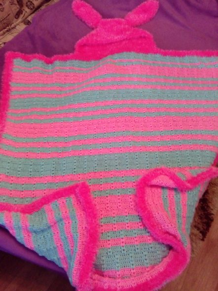 Coperta lavorata a maglia con cappuccio a forma di coniglietto