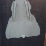 Coperta lavorata a maglia con una lepre realizzata in filato bicolore