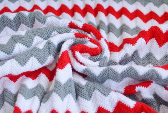 Plaid nei colori grigio-bianco-rosso