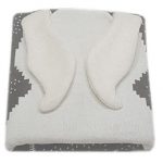 Coperta lavorata a maglia con applicazione a forma di lepre con orecchie e coda