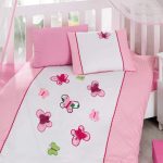 Farfalle luminose per un letto rosa tenue da ragazza