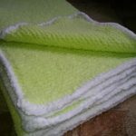 Coperta verde brillante realizzata in morbido filato di peluche
