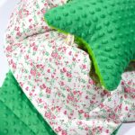 Peluche verde e cotone floreale per una coperta accogliente