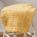Coperta gialla con lepri lavorate a maglia