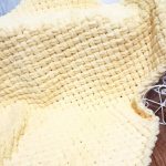 Coperta gialla intrecciata in morbido peluche