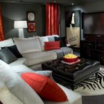 Tende in raso color bordeaux con ingresso grigio