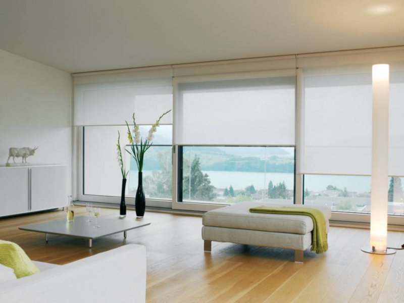 Decorare una finestra panoramica del soggiorno con le tende a rullo