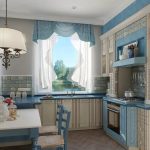 Le tende bianche e blu stanno benissimo in una cucina spaziosa nelle stesse tonalità