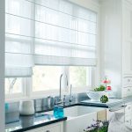 Tende romane bianche come la neve in cucina