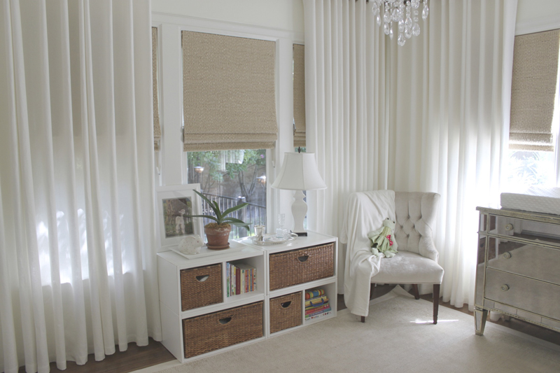 Combinazione di tende dritte bianche con tende romane beige
