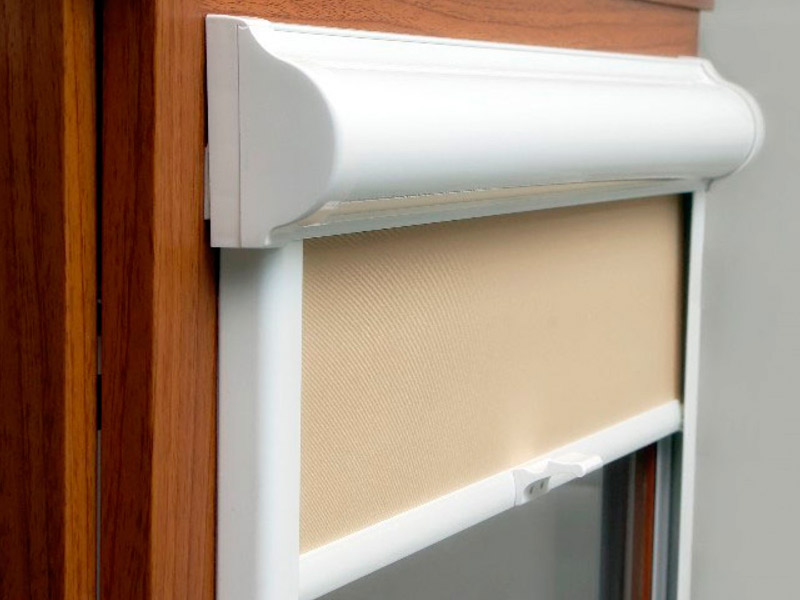 Tenda a cassetta con tessuto beige