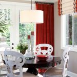 Tende beige e bordeaux per una sala da pranzo luminosa