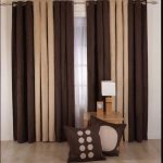 Tende e cuscini beige-marroni abbinati