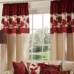 Tende beige con motivo bordeaux per una grande finestra