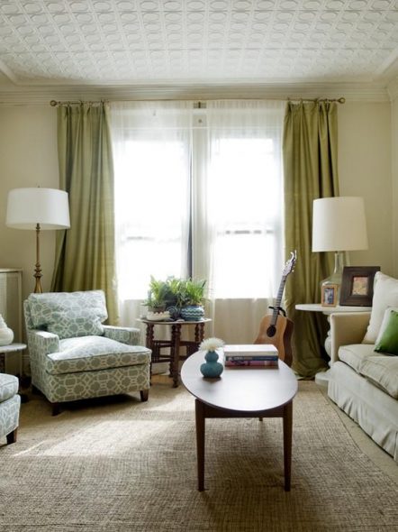 Pareti beige e tende color oliva