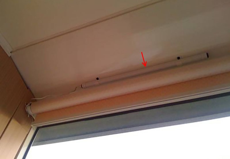 Tubo con batterie al litio sopra la tenda avvolgibile
