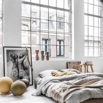 Minimalismo bohémien: materasso sul pavimento invece di un letto normale