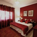 Tende bordeaux con occhielli per una camera da letto luminosa