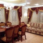 Tende bordeaux con lambrequin per una sala da pranzo chic