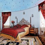Tende bordeaux con motivo a lambrequins rigidi e tulle in una camera da letto con soffitto alto