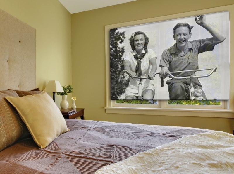 Fotografia monocromatica su una tenda a rullo in una camera da letto