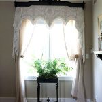 Cornice in legno nero con intaglio