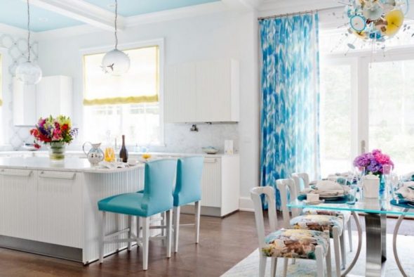 Cucina-sala da pranzo nei toni del bianco e del blu