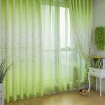Motivi floreali su tende sottili in verde