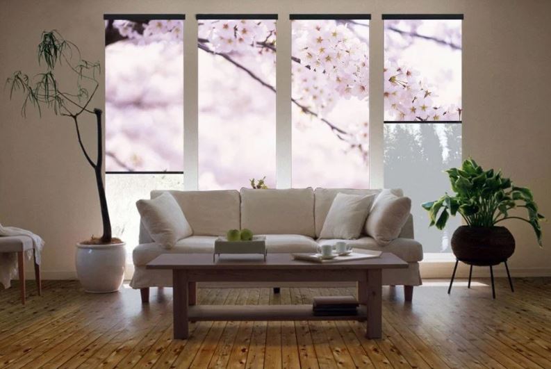Ramo con fiori sul tessuto della tenda a rullo