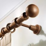 Il bastone per tende più semplice è un tubo di legno con la punta rotonda.