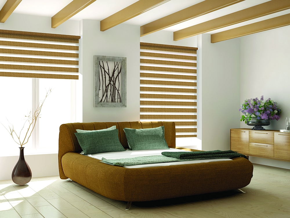 Tende giorno notte in tono con le travi in ​​legno del soffitto della camera da letto