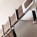 Cornice in legno con elementi metallici