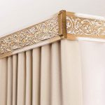 Cornice del soffitto in legno con elementi intagliati