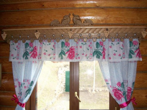 Cornice in legno con uccelli