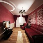 Soggiorno lungo color bordeaux con tende color bordeaux