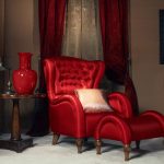 Tende lunghe color bordeaux con gancetti e tulle per mobili rossi