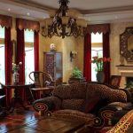 Lunghe tende bordeaux con mantelline rigide in un soggiorno beige
