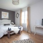 Per decorare la finestra della camera da letto è stata utilizzata una cornice rotonda dallo stile discreto.