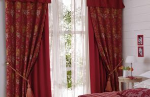Tende doppie bordeaux con lambrequin, gancetti e tulle per la camera da letto