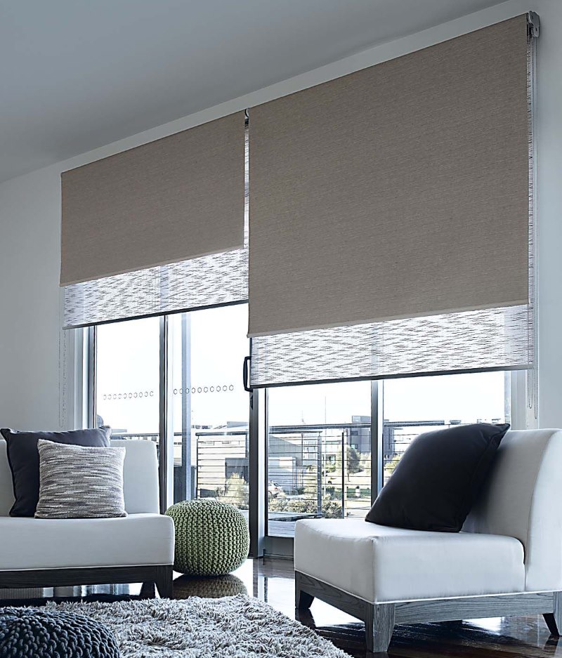 Decorare una finestra del soggiorno con doppie tende a rullo