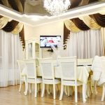 Tende bicolore per una grande sala da pranzo