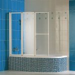 Mosaico colorato all'interno del bagno