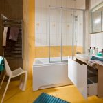 Mobile sospeso con lavabo in porcellana