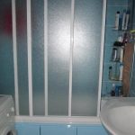Schermo protettivo con superficie opaca nel bagno di una casa a pannelli