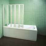 Vasca da bagno dritta nell'angolo della stanza