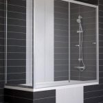 Progettazione del bagno con piastrelle grigie