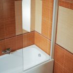 Colore marrone nel design del bagno